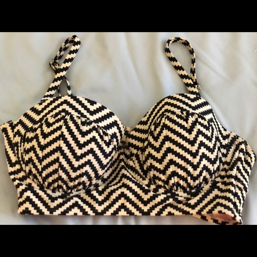 Xhilaration, zigzag design Bikini cupped top